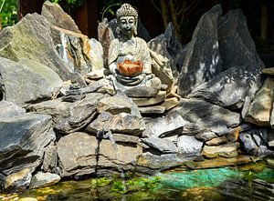 Buddha-Statue im japanischen Steingarten mit Gartenteich