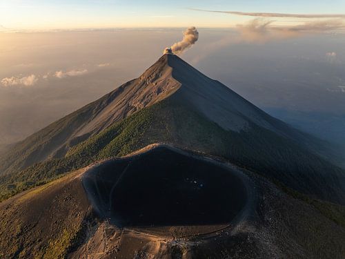 Actieve vulkaan boven de wolken in Guatemala