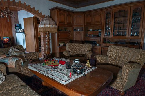 De grote woonkamer met op tafel het beruchte spel