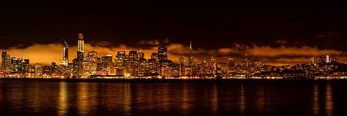 Panorama van de skyline van San Francisco met weerspiegeling in de baai bij nacht