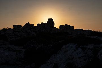 Sonne hinter der Steinmauer bei den Dingli-Felsen von Eric van Nieuwland