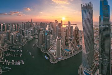 Dubai Marina Skyline Panorama tot zonsondergang van Jean Claude Castor