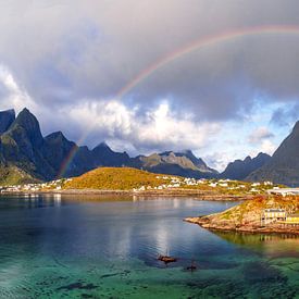 Regenboog over het eiland Sakrisoy, Lofoten, Noorwegen van Achim Thomae Photography