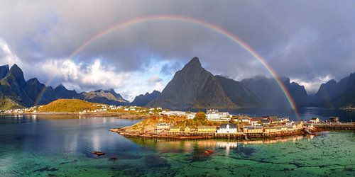 Regenboog over het eiland Sakrisoy, Lofoten, Noorwegen
