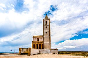 Kerk van Almadraba bij de zoutvlaktes van Cabo de Gata in Andalusië, Zuid-Spanje