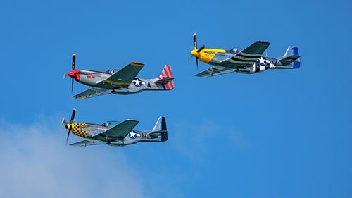 Formatie van 3 North American P-51 Mustangs.