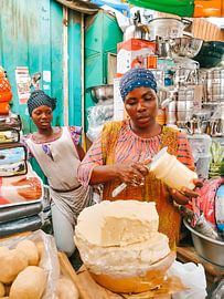 Einheimische Ghanaerin auf dem farbenfrohen Markt von Accra in Ghana von Michiel Dros