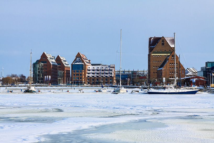 Blick auf den Stadthafen von Rostock im Winter van Rico Ködder