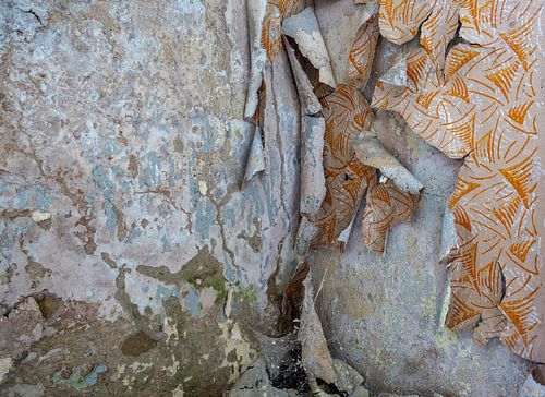 Oud, afbladderend behang in een flat. Tijd voor een renovatie