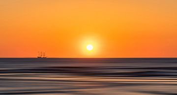 Zeilschip in een surrealistische zonsondergang van Frank Kremer