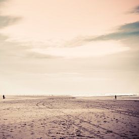 Strand mit 2 Personen von Martijn Tilroe