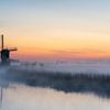 Sfeervolle zonsopkomst met molen en laaghangende mist in Alblasserwaard van Beeldbank Alblasserwaard
