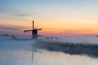 Sfeervolle zonsopkomst met molen en laaghangende mist in Alblasserwaard van Beeldbank Alblasserwaard thumbnail