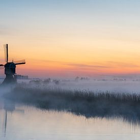 Atmosphärischer Sonnenaufgang mit Mühle und tief hängendem Nebel von Beeldbank Alblasserwaard