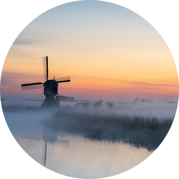 Sfeervolle zonsopkomst met molen en laaghangende mist in Alblasserwaard van Beeldbank Alblasserwaard