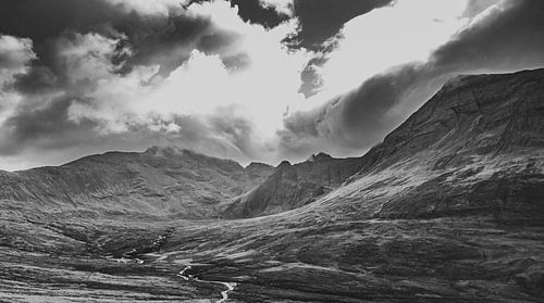 Fairy Pools waterval in Schotland. Wandelpad op het Isle of Skye in Groot-Brittannië