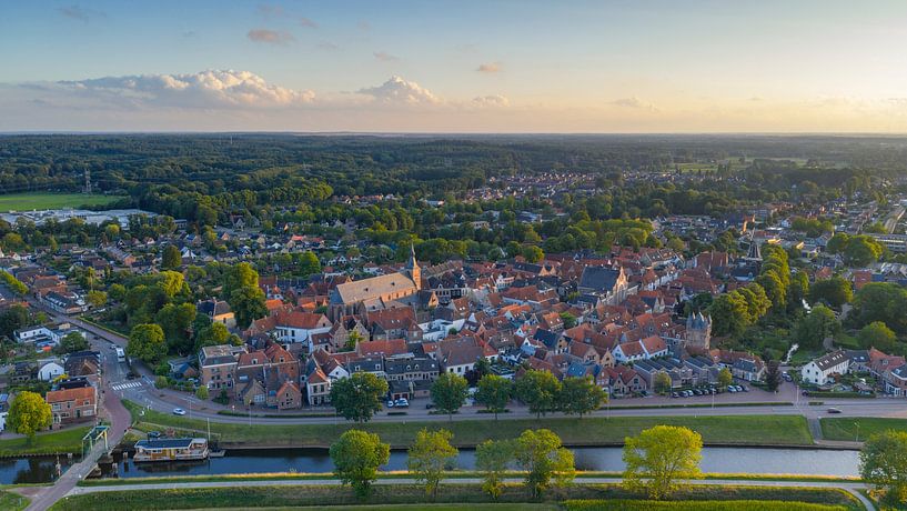 Luftbild von Hattem an einem warmen Sommerabend von Sjoerd van der Wal Fotografie