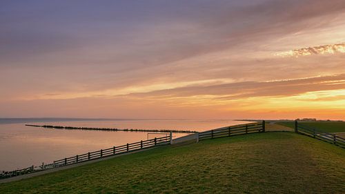 Op de dijk aan het wad
