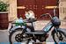 Eine Katze auf einem Motorrad vor einer marokkanischen Tür von Ellis Peeters