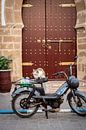 Een kat op een motor voor een Marokkaanse deur van Ellis Peeters thumbnail