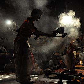 Ritual (Puja) in Varanasi von Thea Oranje