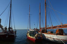 nostalgische Schiffe im Hafen Altefähr von GH Foto & Artdesign