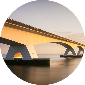 Verbinding in Gouden Licht: Zeelandbrug in de Ochtendzon