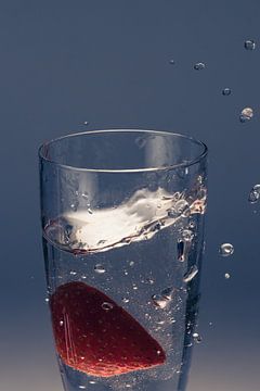 Aardbei valt in champagneglas 1 van Marc Heiligenstein