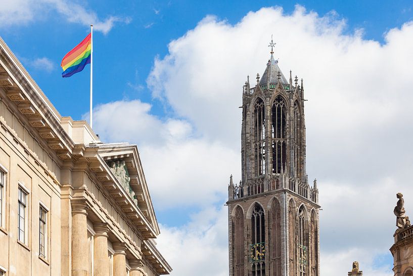 Domtoren en regenboogvlag op stadhuis Utrecht van Bart van Eijden
