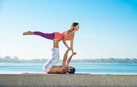 Man en vrouw in akrobatische yoga positie op het strand in San Diego van BeeldigBeeld Food & Lifestyle thumbnail