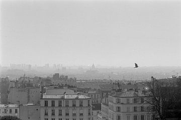 Vue des toits de Paris. sur Kathy Orbie