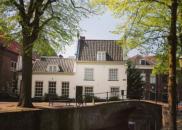 Old house alongside a bridge and canal in Amersfoort, Netherlands van Daniel Chambers