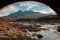 Sligachan rivier met zwarte Cuillins; Sligachan; Isle of Skye; Sc