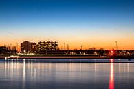 Long exposure van waterbus op de schelde tijdens zonsondergang met skyline van Linkeroever Antwerpen van Daan Duvillier | Dsquared Photography thumbnail
