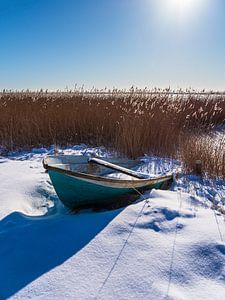 Fischerboot in Wieck am Bodden auf dem Fischland-Darß im Winter