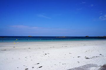 Tropisch wit strand met blauwe zee in Bretagne van Sandra van der Burg