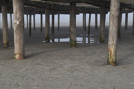 Ein anderer Blick auf eine Strandbar auf Schier von Erik Buitenhuis