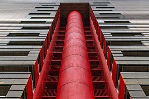 Extérieur d'un escalier de secours circulaire à l'extérieur d'un bâtiment sur Bob Janssen