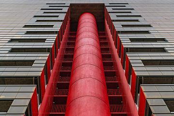 Buitenkant van een ronde brandtrap aan de buitenkant van een gebouw van Bob Janssen