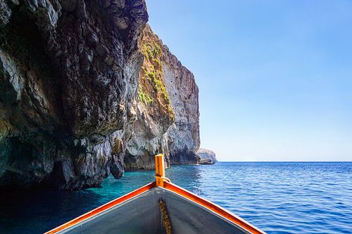 Naviguer dans les grottes bleues de Malte