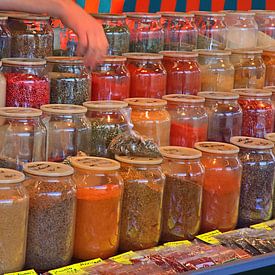 Gewürze in Gläsern auf dem Markt von Edgar Schermaul