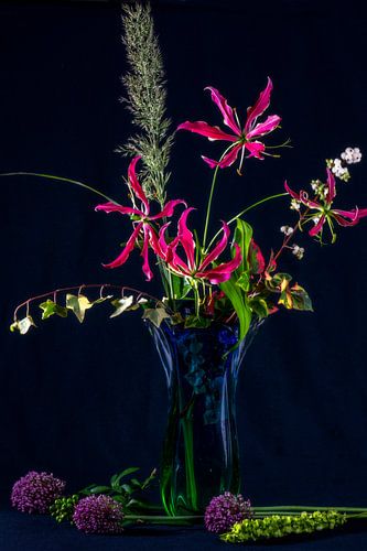 bloemschikken met gloriosa in murano vaas