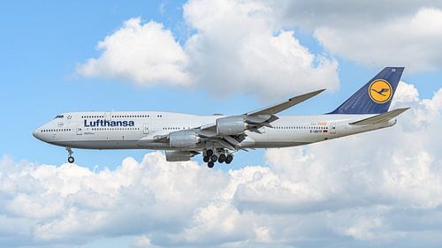 Landende Lufthansa Boeing 747-8 passagiersvliegtuig.
