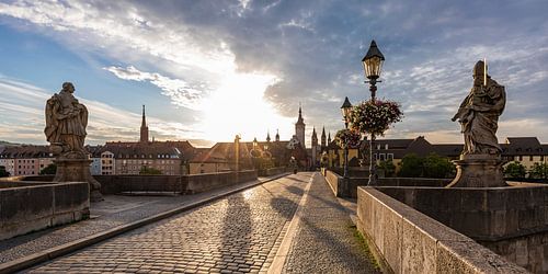 Alte Mainbrücke in Würzburg bei Sonnenaufgang