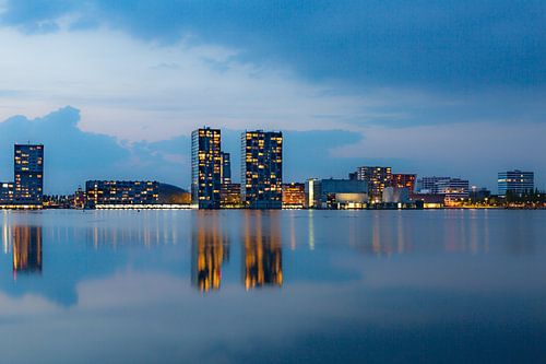 La ligne d'horizon d'Almere pendant l'heure bleue.