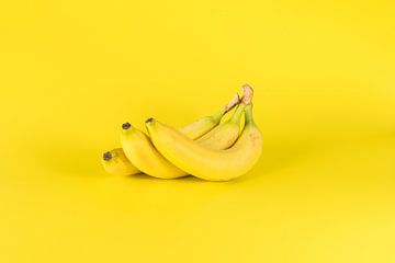 Three bananas on yellow sur Wim Stolwerk