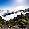 laag hangende wolken tussen de pieken van Pico Ruivo op Madeira van Eric van Nieuwland