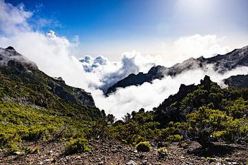 laag hangende wolken tussen de pieken van Pico Ruivo op Madeira van Eric van Nieuwland