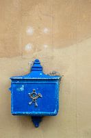 Oude blauwe brievenbus