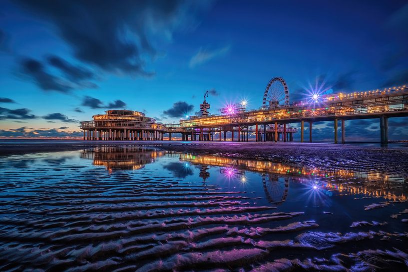 Scheveningse Pier - Blauw uur van Martin Podt